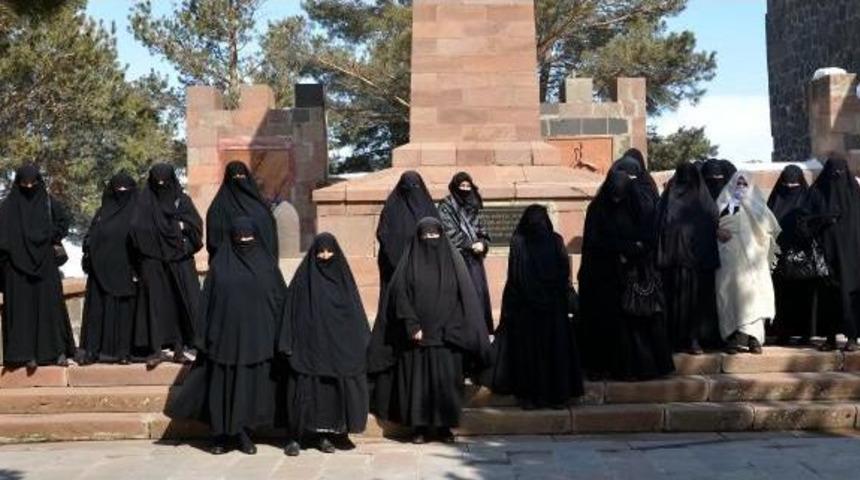 Erzurum'un &Ccedil;at Il&ccedil;esinin Ağa K&ouml;y&uuml; Kadınlarından Tarihi Gezi