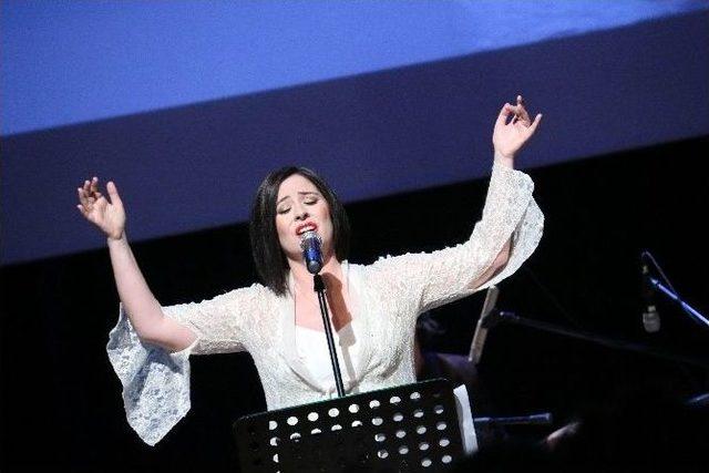 Mantra Müziğin Türkiye’deki Temsilcisi Seda Bağcan Beşiktaşta Konser Verdi