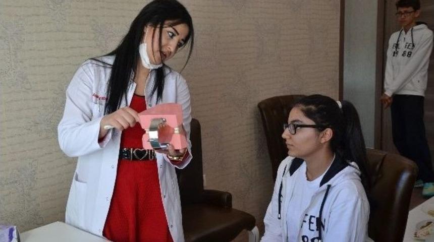 D&uuml;nyam Hastanesi Estetik Diş Hekimi Bedir&rsquo;den &Ouml;ğrencilere Diş Taraması