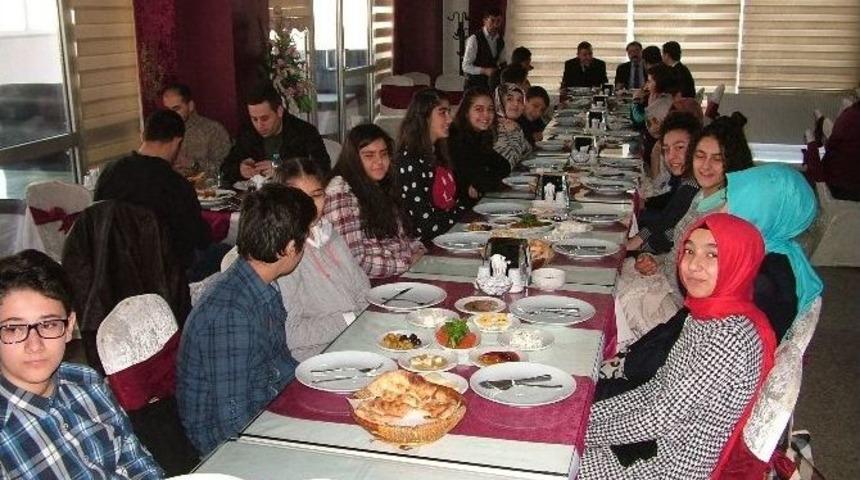 Kaymakam Sarı Ve İl&ccedil;e Milli Eğitim M&uuml;d&uuml;r&uuml; Ceylani Başarılı &Ouml;ğrencilerle Kahvaltıda Bir Araya Geldi