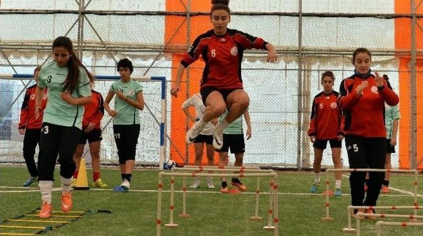 Muratpaş&rsquo;nın Kadın Kramponlarında Hedef Şampiyonluk