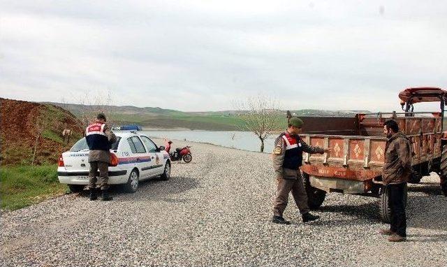 Jandarma Trafik Timlerinden Traktör Sürücülerine Reflektör Uyarısı 1