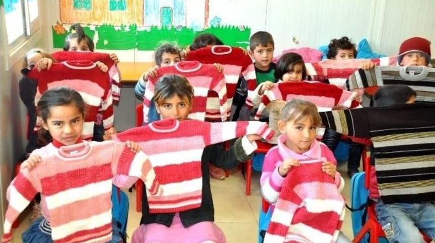 Suriyeli Ana Sınıfı &Ouml;ğrencisine Kışlık Elbise Dağıtıldı