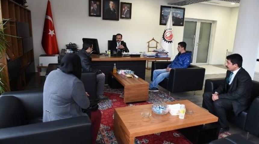 Görme Engellilerden Başkan Cahan’a Plaket