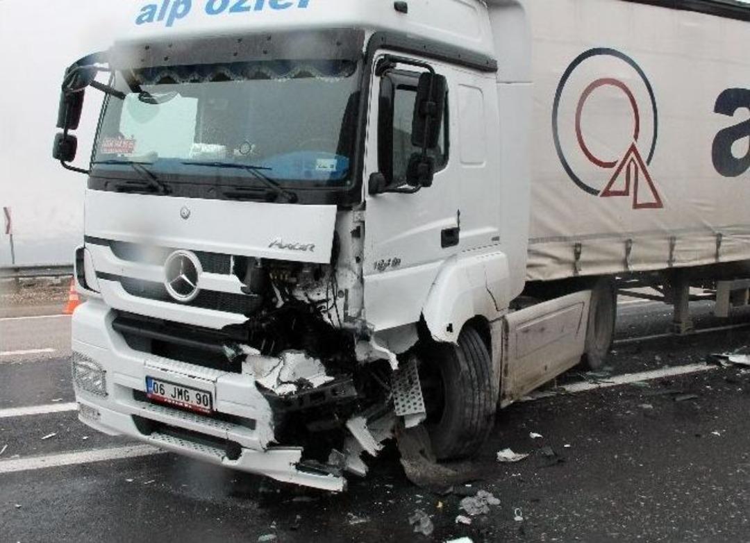 Tır İle Otomobil &Ccedil;arpıştı: 1 &Ouml;l&uuml;, 2 Yaralı