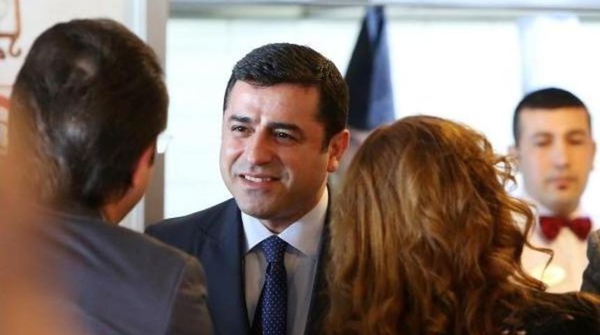 Demirtaş: Arın&ccedil;'ın Tahrikleriyle Bu Iş Y&uuml;r&uuml;m&uuml;yor, Zorlanıyoruz