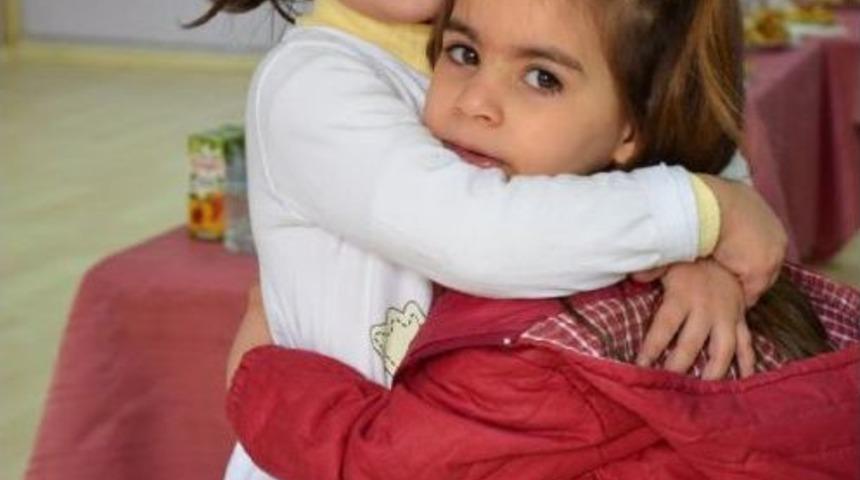 Cezaevinde Anneleriyle Kalan &Ccedil;ocukları Sevindirdiler