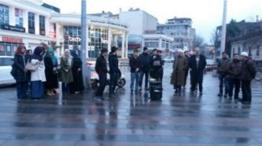 Sakaryalı Gen&ccedil;ler Sabah Namazında Buluşup 28 Şubat&rsquo;ı Protesto Ettiler