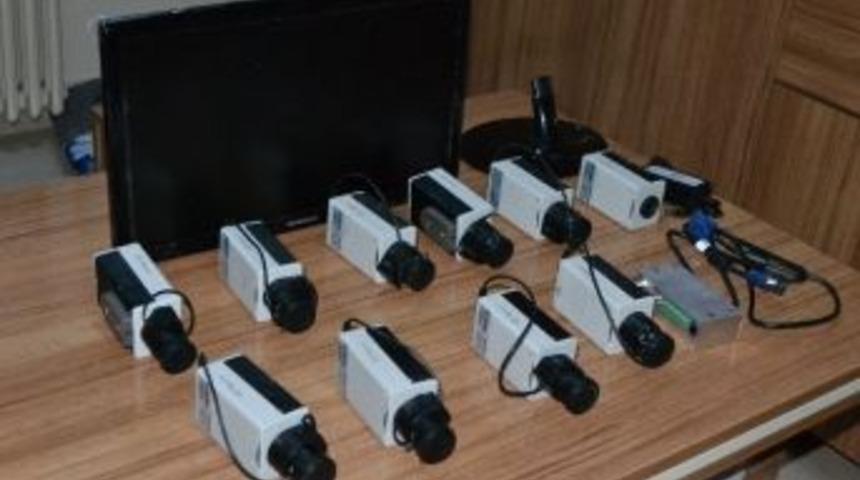 Okulun Yeni Kameralarını &Ccedil;aldılar, Satamadan Yakalandılar