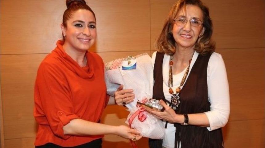 İzmir&rsquo;de Kitap Kul&uuml;b&uuml; Projesinin İlk Konuğu İnci Aral Oldu