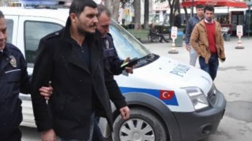 Minib&uuml;s&ccedil;&uuml;lerin Yolcu Alma Kavgası Kanlı Bitti: 1 Yaralı