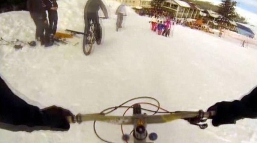 Teleferikle Uludağ&rsquo;a &Ccedil;ıkıp Karın &Uuml;zerinde Bisiklet S&uuml;rd&uuml;ler