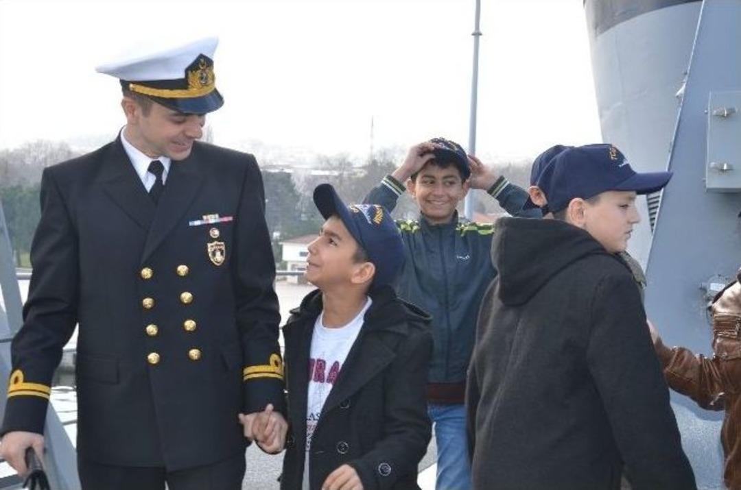 Donanma Kapılarını &Ccedil;ocuklara A&ccedil;tı