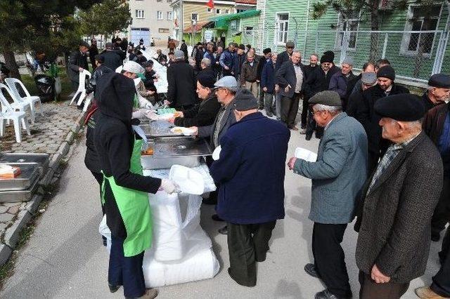 Konak Camii’nde Pilav Ve Tatlı Dağıtıldı