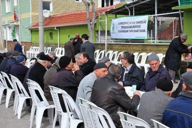 Konak Camii’nde Pilav Ve Tatlı Dağıtıldı