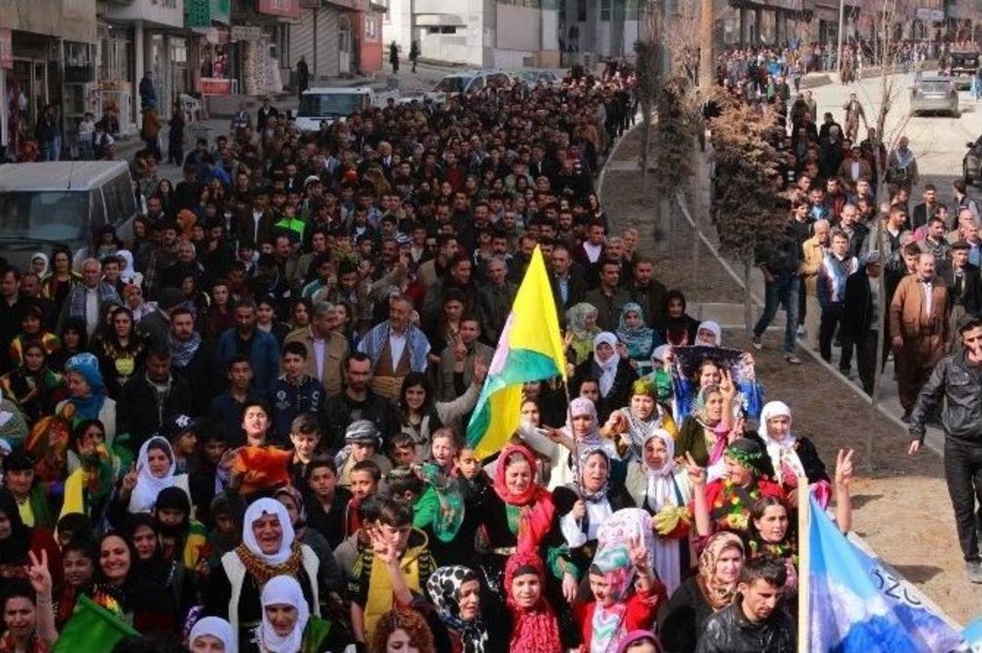 Hakkari&rsquo;de Ulusal Kıyafet Y&uuml;r&uuml;y&uuml;ş&uuml;ne Yoğun Katılım