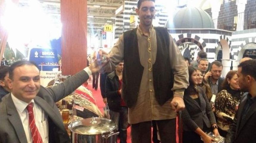 D&uuml;nyanın En Uzun İnsanı Siirt Kahvesi İkram Edildi