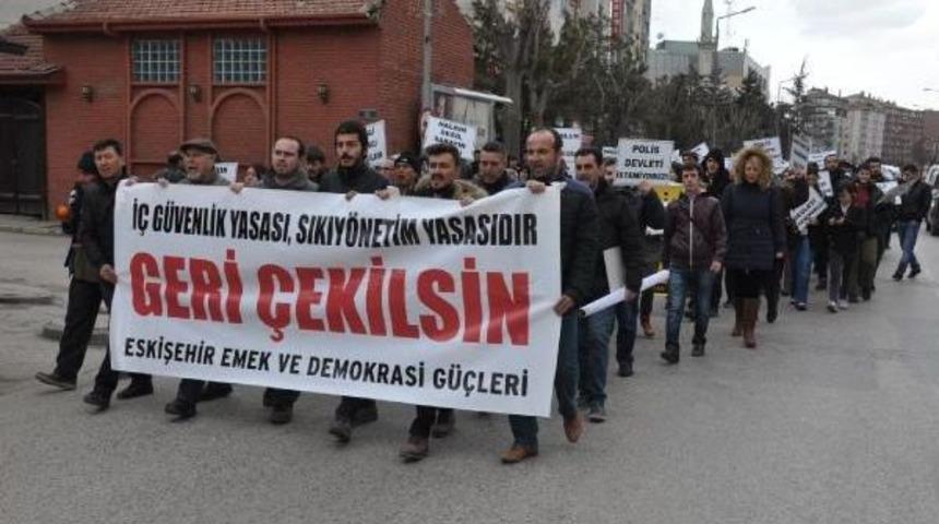 Eskişehir'de 'i&ccedil; G&uuml;venlik Yasa Tasarısı'nı Protesto Eden 200 Kişi Valiliğe Y&uuml;r&uuml;d&uuml;