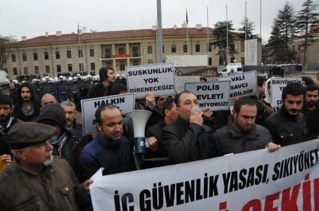 Eskişehir'de 'iç Güvenlik Yasa Tasarısı'nı Protesto Eden 200 Kişi Valiliğe Yürüdü