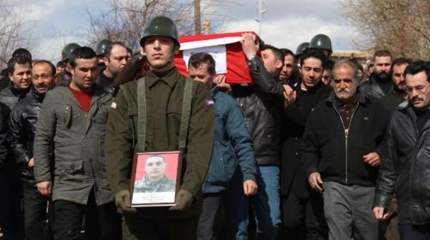 Terhisine 12 G&uuml;n Kala Şehit D&uuml;şen Er Can, Kırşehir'de Toprağa Verildi