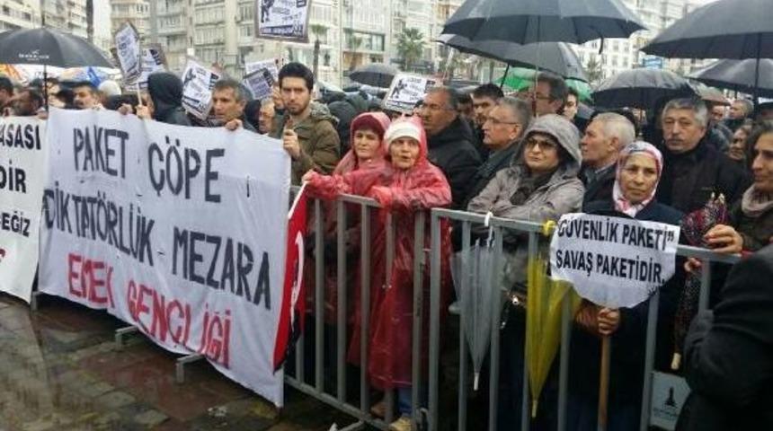 İzmir'de Sağanak Yağmur Altında, I&ccedil; G&uuml;venlik Paketine Tepki G&ouml;sterdi