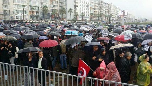 İzmir'de Sağanak Yağmur Altında, Iç Güvenlik Paketine Tepki Gösterdi