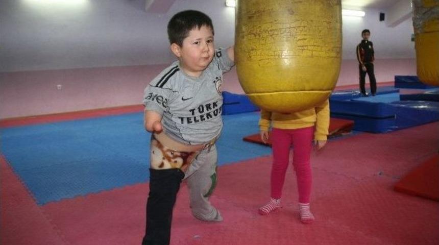 Engelli Minik Muhammet Enes, Azmiyle &Ouml;rnek Oluyor