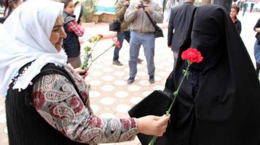 Silopi'de Kadınlar Karanfil Dağıttı