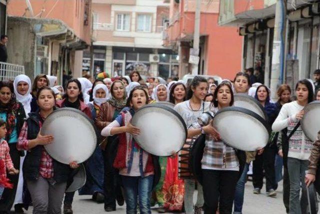 Silopi'de Kadınlar Karanfil Dağıttı