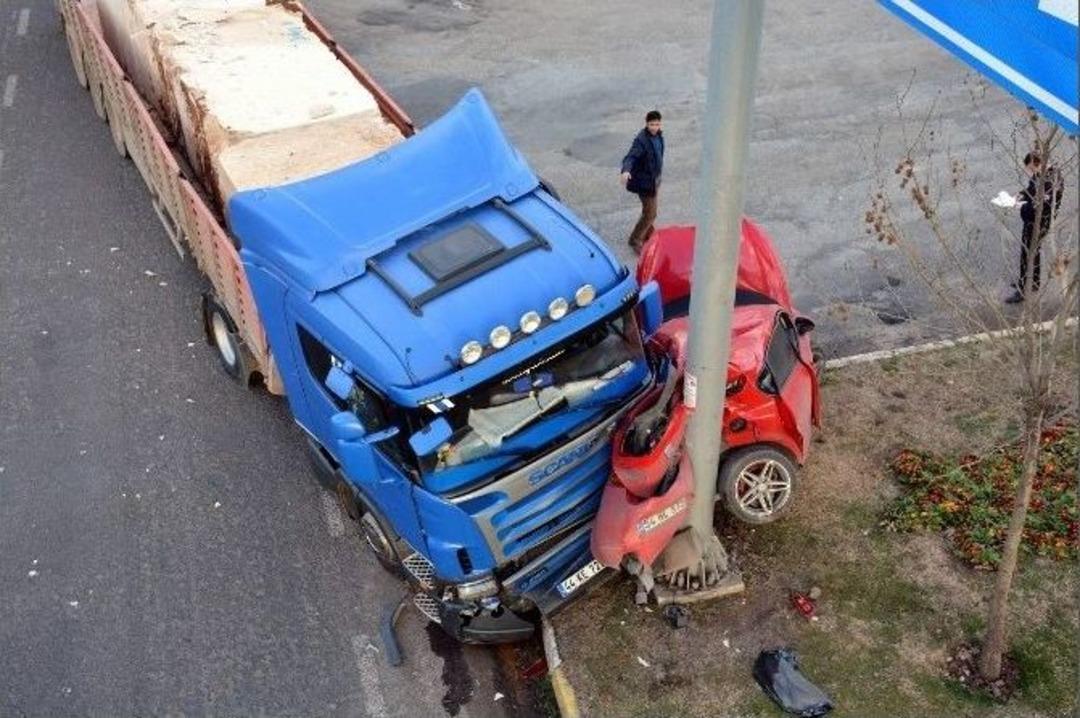 Kontrols&uuml;z &Ccedil;ıkan Otomobil Kazaya Neden Oldu: 1 Yaralı