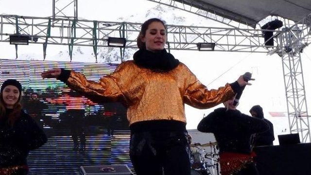 Atiye, Saklıkent Konserinde Hayranının Telefonu İle Öz Çekim Yaptı