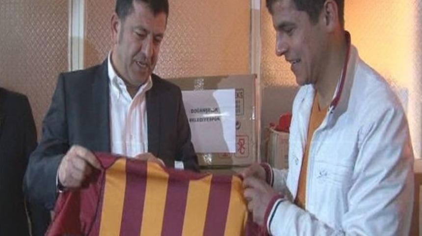 Chp Genel Başkan Yardımcısı Ağbaba, 29 Amat&ouml;r Takıma Malzeme Yardımı Yaptı