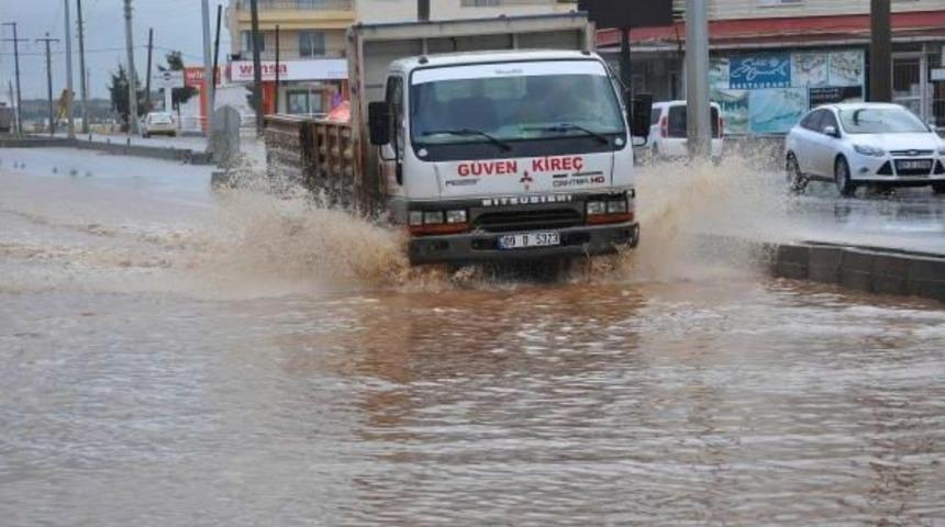 Didim'de Sağanak Yağmur Hayatı Olumsuz Etkiledi