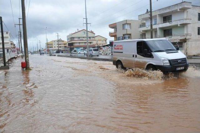 Didim'de Sağanak Yağmur Hayatı Olumsuz Etkiledi