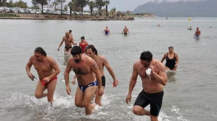 Kula&ccedil;lar Kadına Şiddeti Protesto I&ccedil;in Atıldı