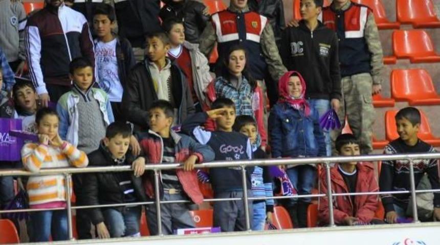 Jandarmadan &Ouml;ğrencilere Basketbol Ma&ccedil;ı S&uuml;rprizi