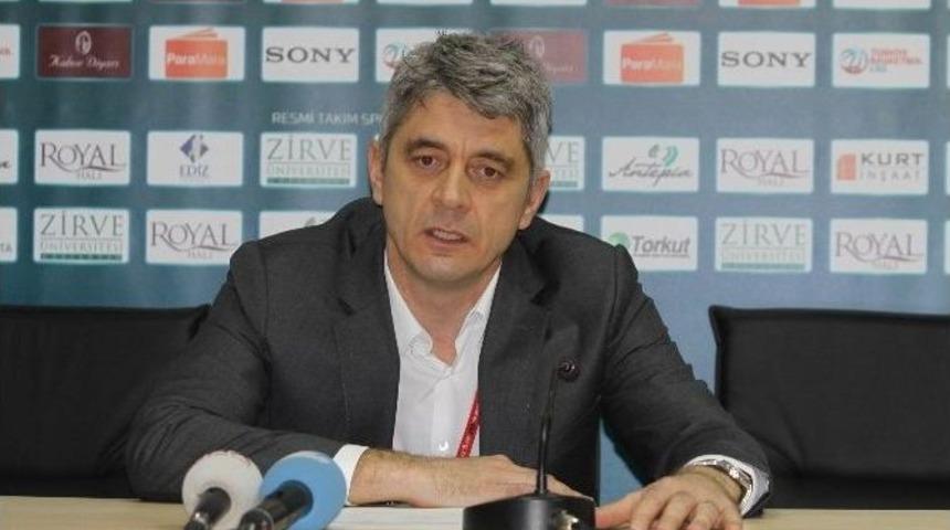 Mahmuti Basın Toplantısını Terk Etti