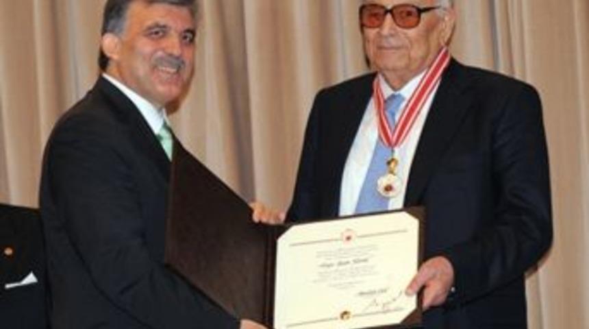 Abdullah G&uuml;l: &ldquo;edebiyatımızın Ulu &Ccedil;ınarı Yaşar Kemal&rsquo;i Maalesef Kaybettik&rdquo;