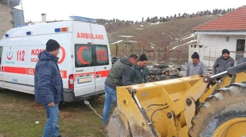 &Ccedil;amura Saplanan Ambulansı Belediye Ekipleri Kurtardı