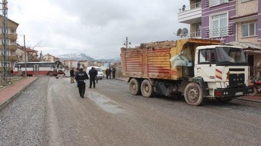 Belediye Otob&uuml;s&uuml; İle Kamyon &Ccedil;arpıştı: 1 Yaralı