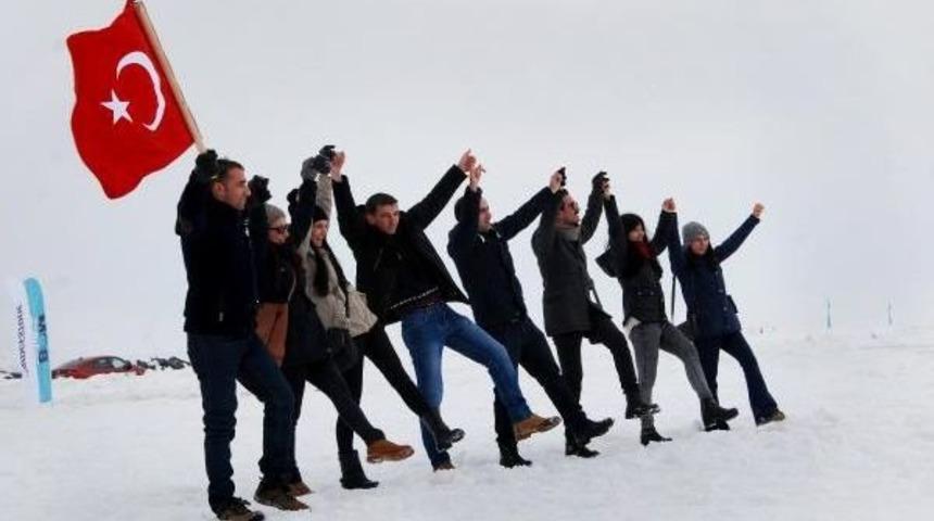Ardahan Valisi, &Ccedil;ıldır G&ouml;l&uuml;'nde Eskimo Usul&uuml; Balık Tuttu