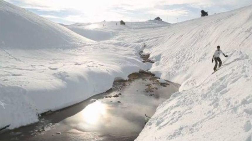 (&ouml;zel Haber) &Ccedil;ılgın Snowboard&ccedil;ular Uludağ&rsquo;da Nefes Kesti