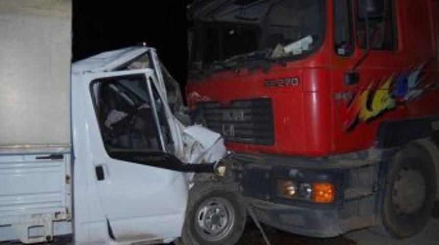 Bursa&rsquo;da Tır İle Kamyonet Kafa Kafaya &Ccedil;arpıştı: 2 Yaralı