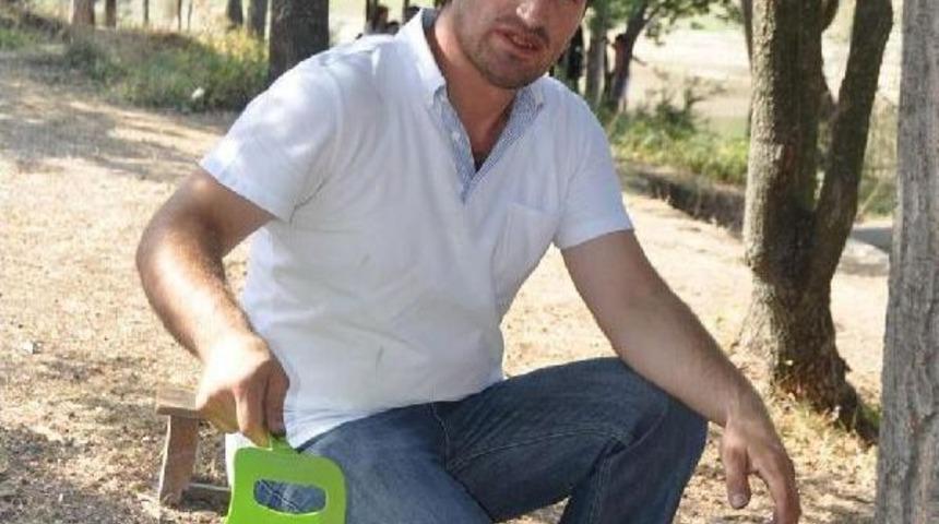 Elektrik Direğine &Ccedil;arpan Otomobilin S&uuml;r&uuml;c&uuml;s&uuml; &Ouml;ld&uuml;