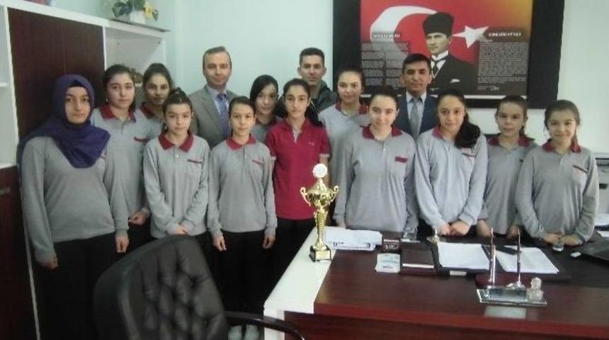 Kaymakam Ke&ccedil;eli Şampiyon Olan Voleybol Takımını Ağırladı