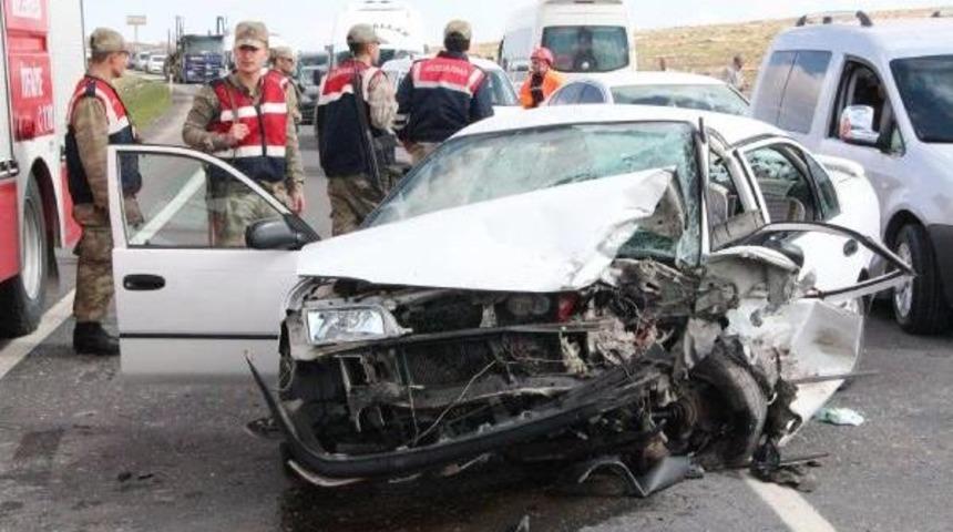 Şanlıurfa&rsquo;Da 2 Otomobil &Ccedil;arpıştı: 9 Yaralı