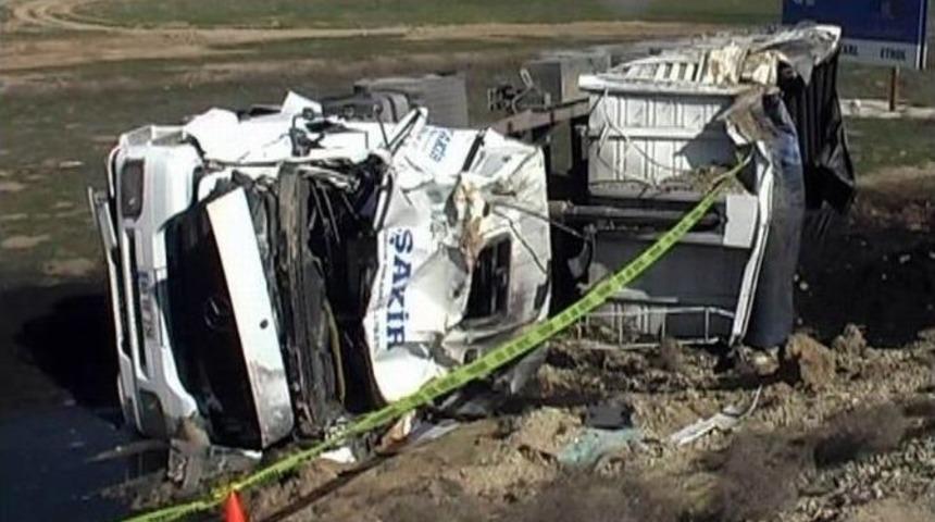 Tır Şarampole Devrildi: 1 &Ouml;l&uuml;