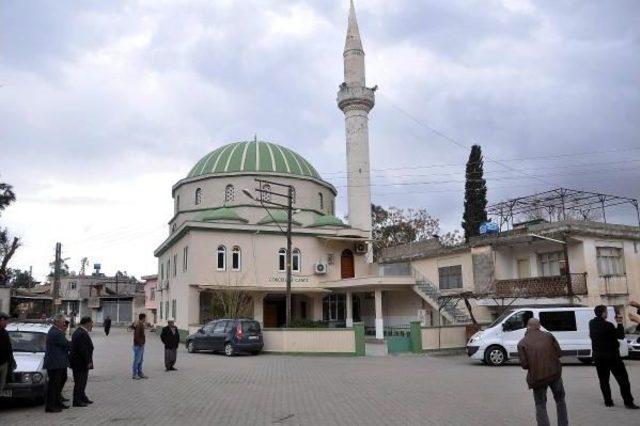 Yaşar Kemal in Mezarına K&ouml;y&uuml;nden Toprak G&ouml;t&uuml;r&uuml;lecek 3