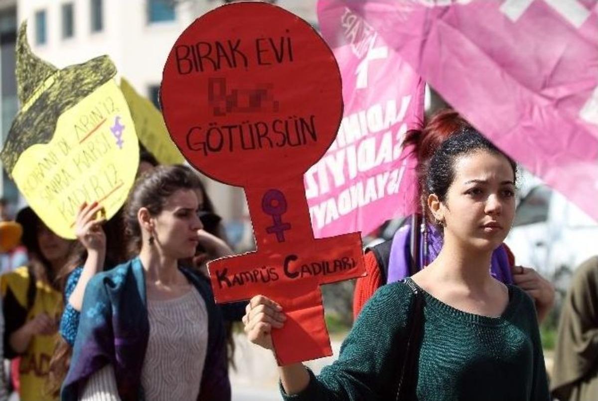 Mersinli Kadınlar, &rsquo;kadına Şiddete&rsquo; Karşı Y&uuml;r&uuml;d&uuml;, Miting Yaptı