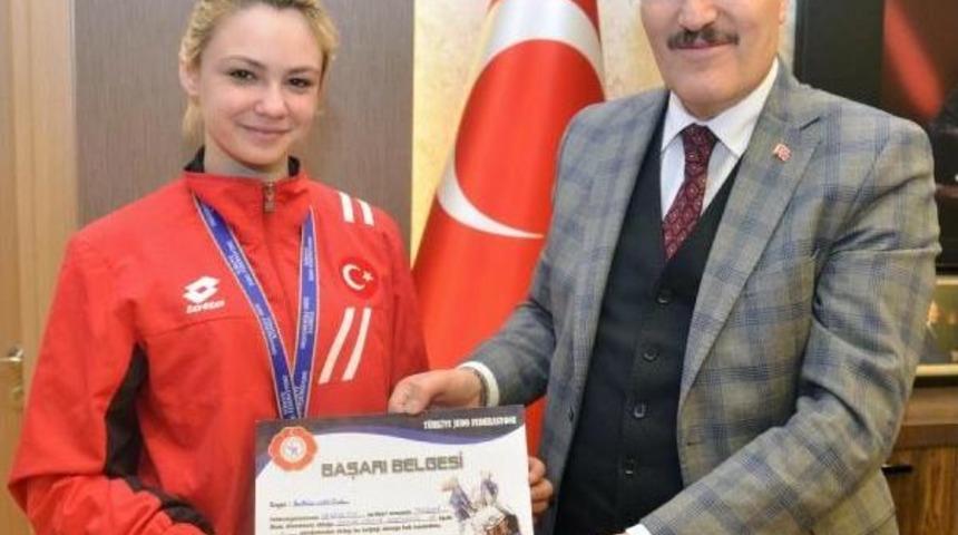 Judocu Burcu'nun Ailesine Başkan Morali